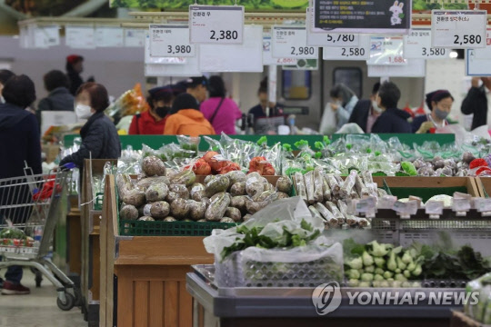 서울의 한 대형마트에서 장을 보는 시민들. 연합뉴스